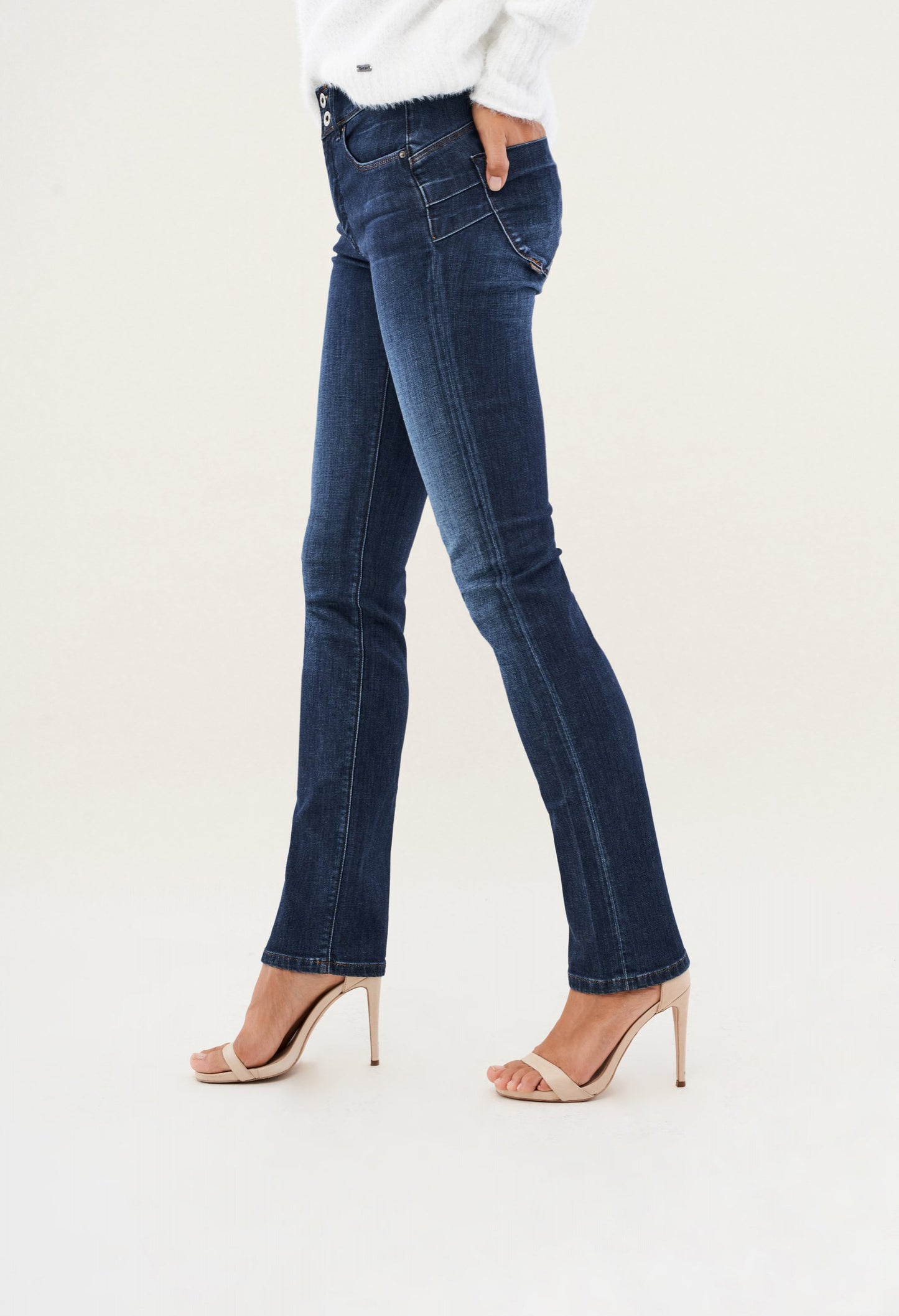 PUSH IN JEANS WITH SLIM LEG SHORT LENGTH