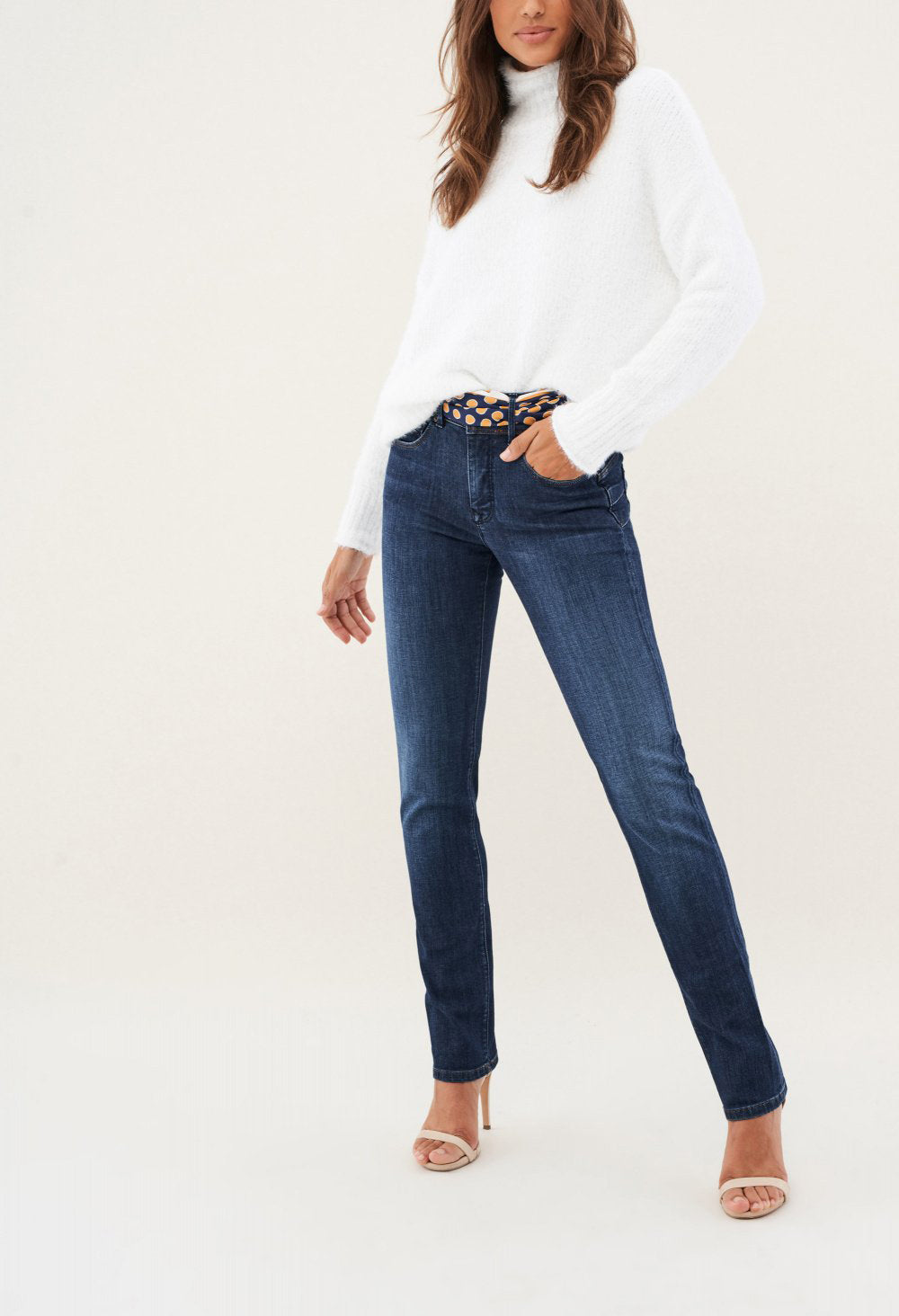 PUSH IN JEANS WITH SLIM LEG SHORT LENGTH