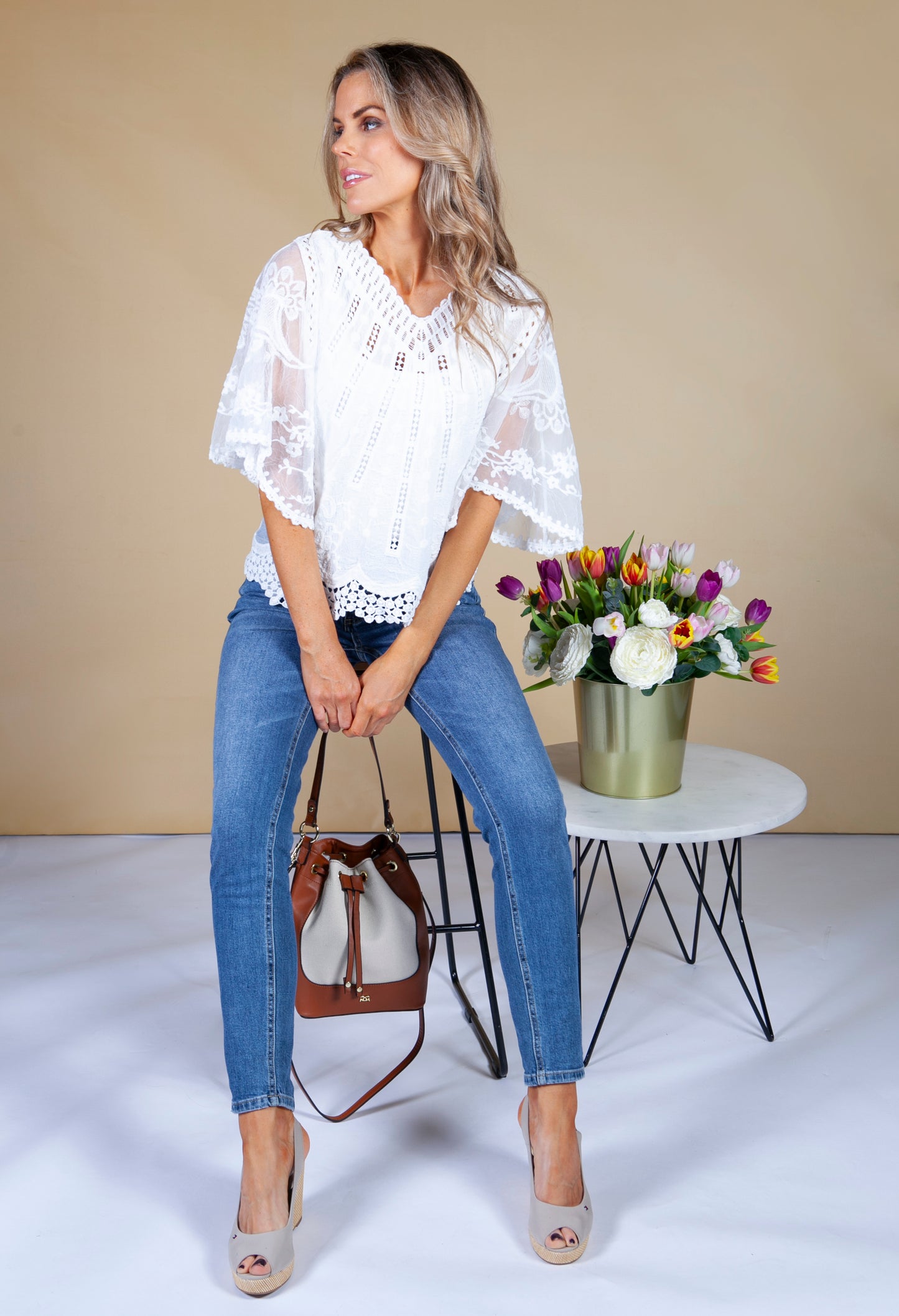 Short Sleeve Embroidery V-Neck Top in Cream