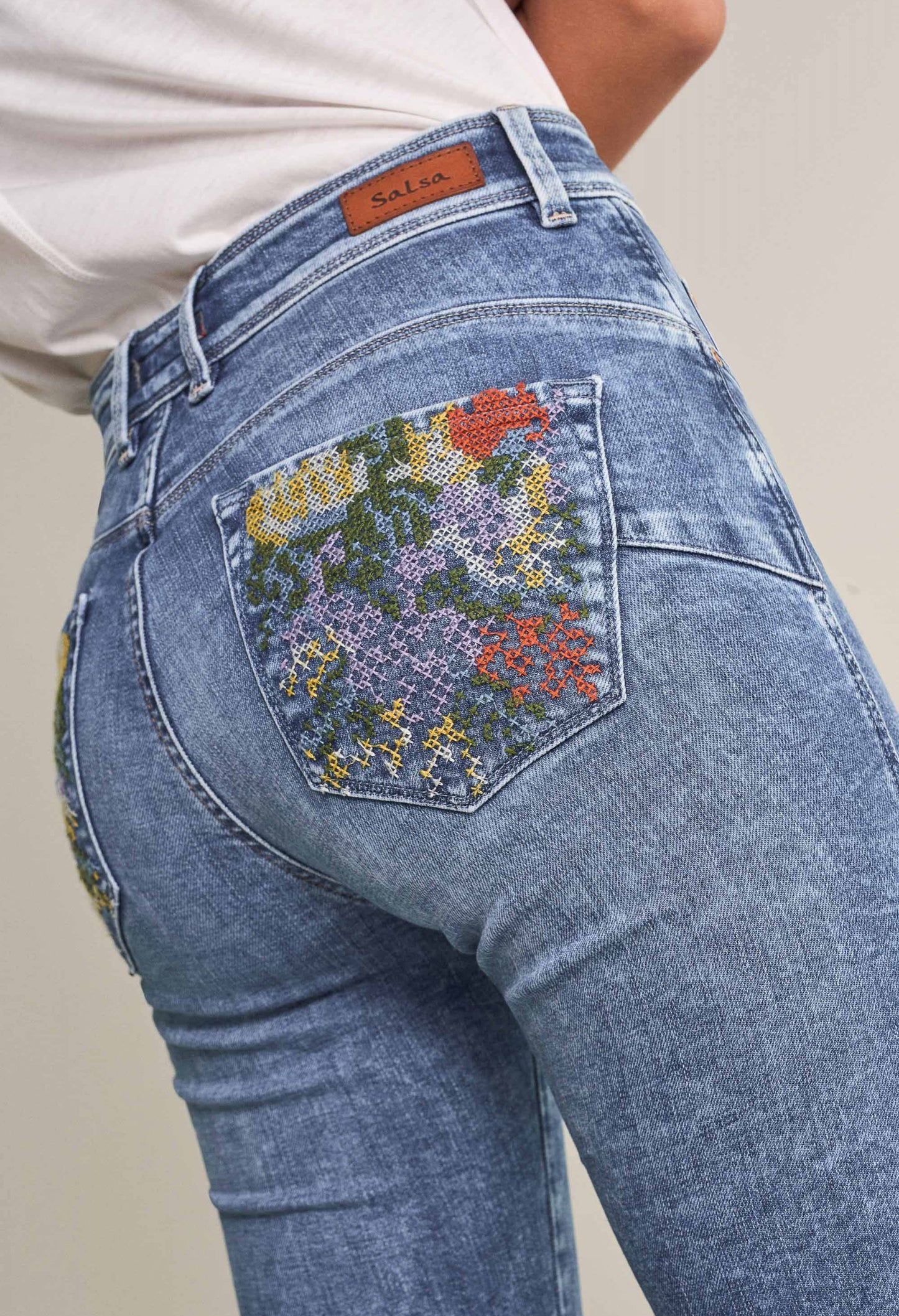 PUSH IN SECRET GLAMOUR CAPRI JEANS WITH EMBROIDERED DETAILS