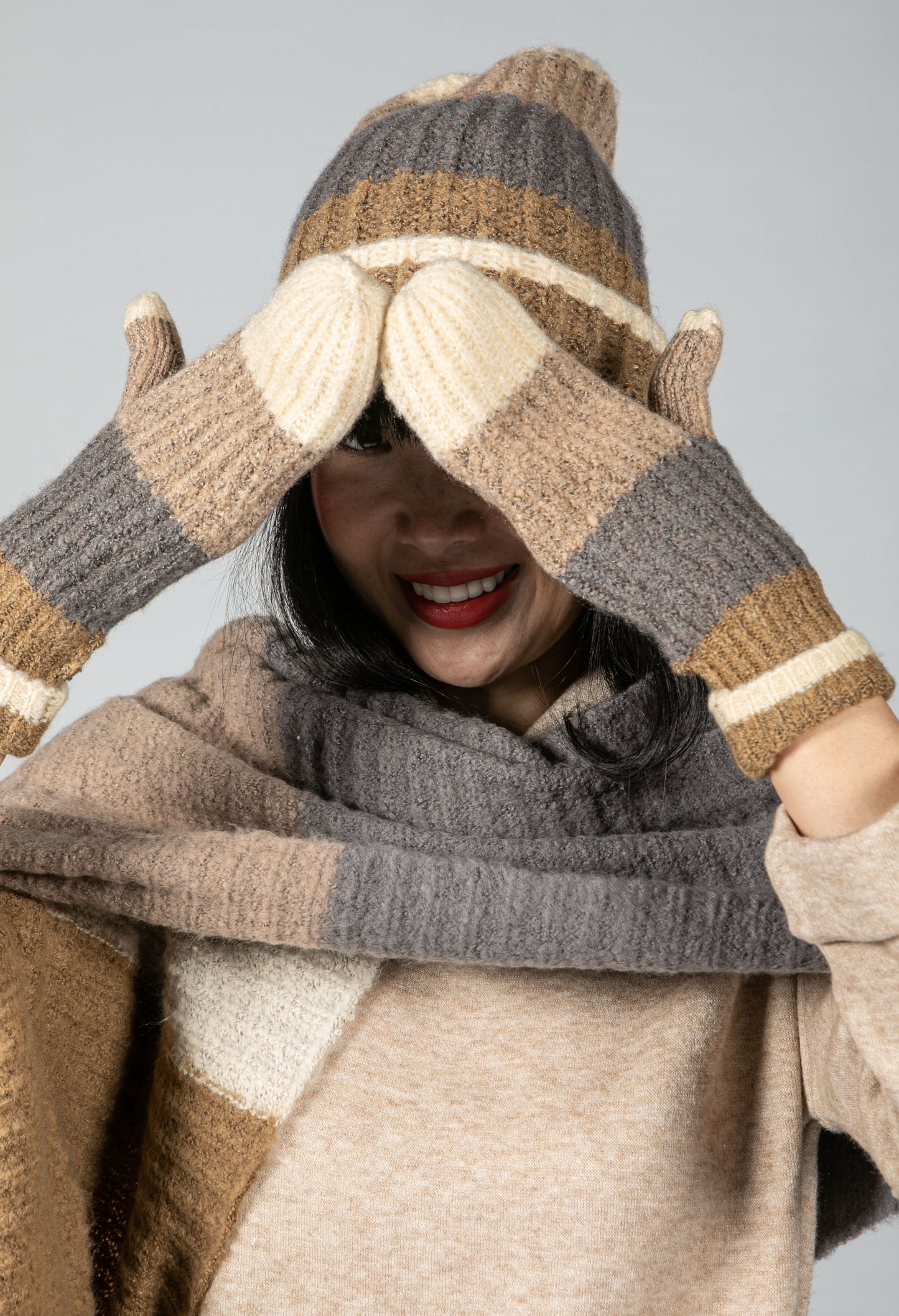 Colour Block Mittens in Otter