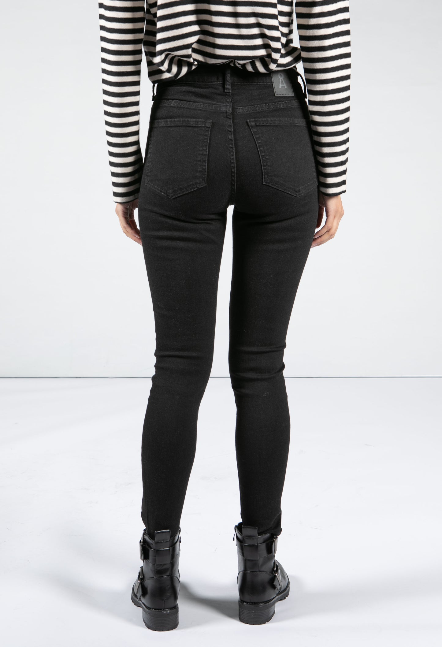 STRETCH SKINNY FIT MID WAIST JEANS IN BLACK NIGHT