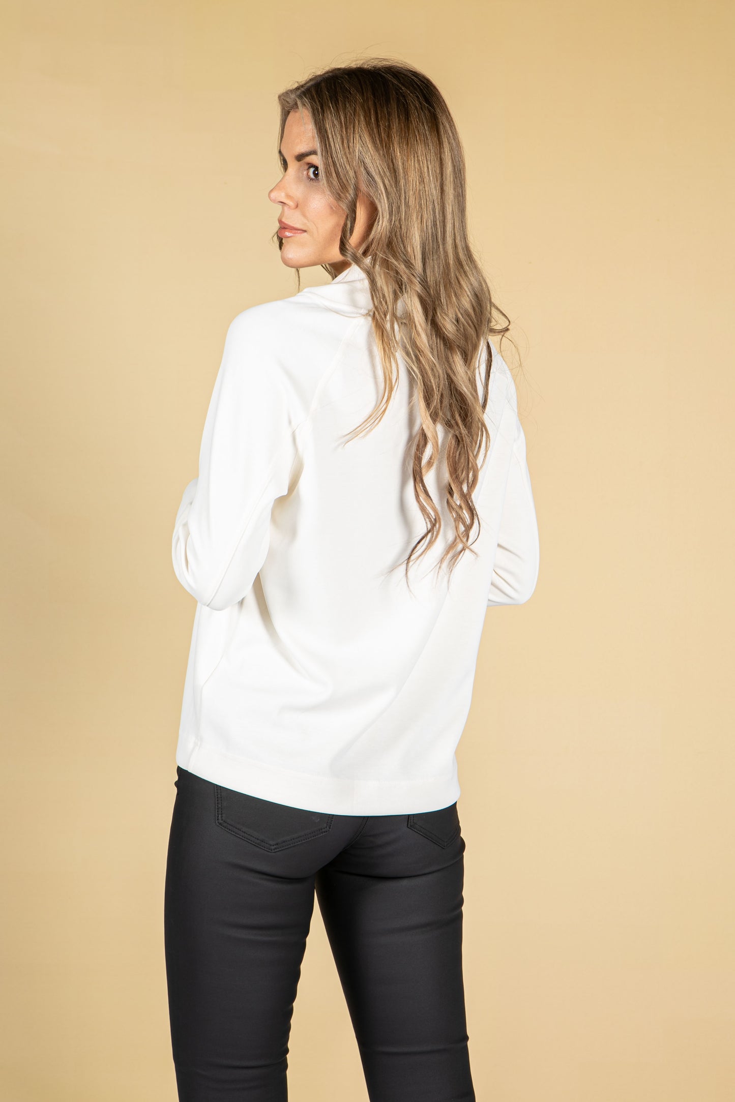 FUNNEL NECK CREAM SWEATSHIRT