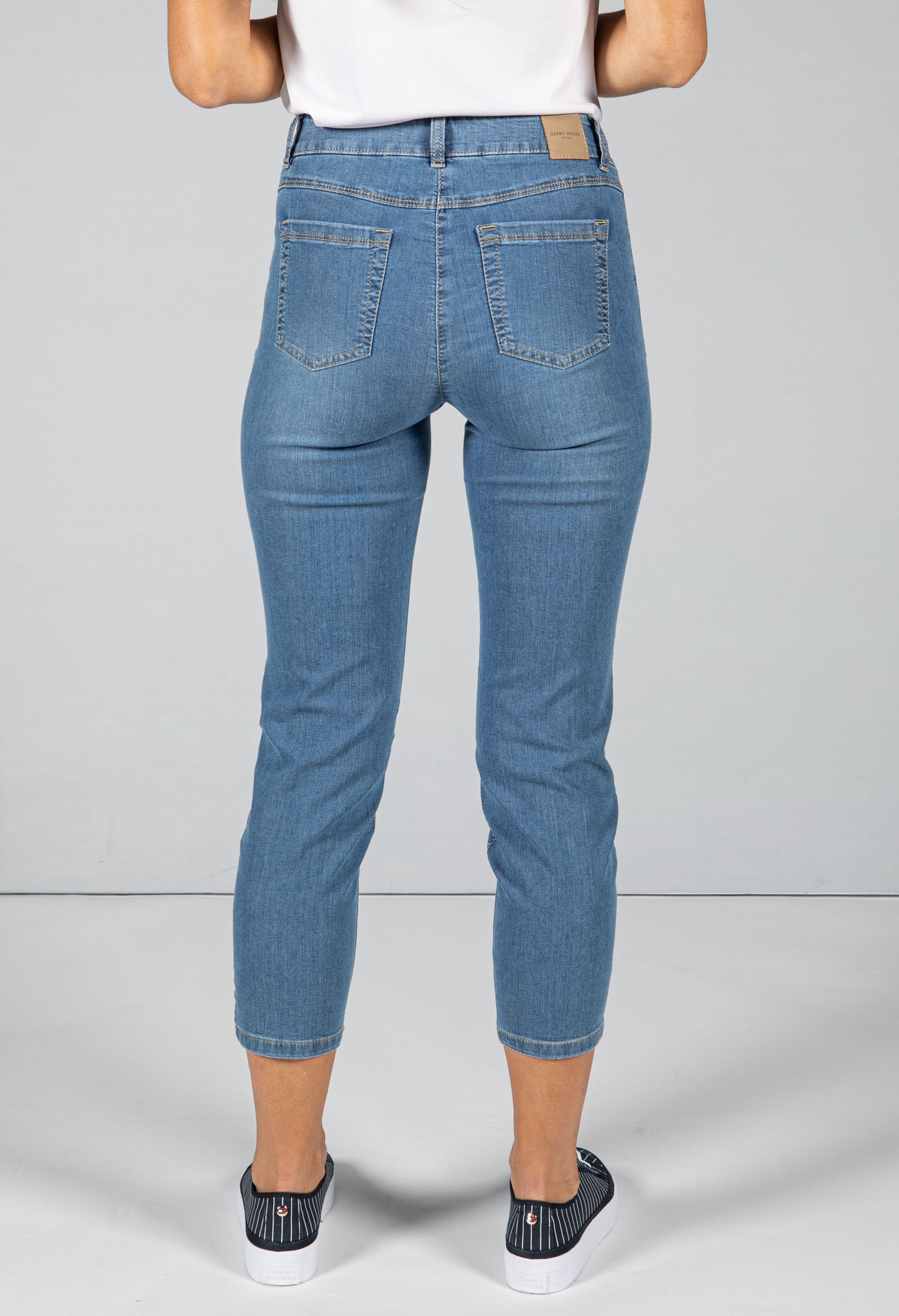 Best4me Five-Pocket Cropped Jeans in Light Denim